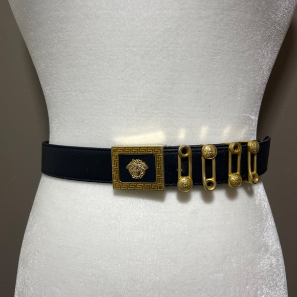 90s Vintage Gianni Versace leather belt w/ Medusa and gold paper clips - Picture 4 of 7